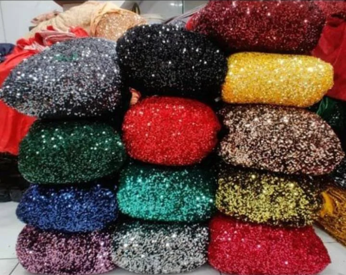 Vestidos de baile com lantejoulas e mangas