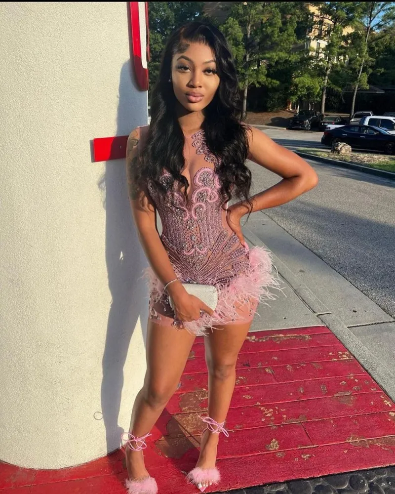 فساتين حفلات أعياد ميلاد فاخرة للفتيات ذوات البشرة السوداء مزينة بأحجار الراين وفساتين حفلات قصيرة من الريش