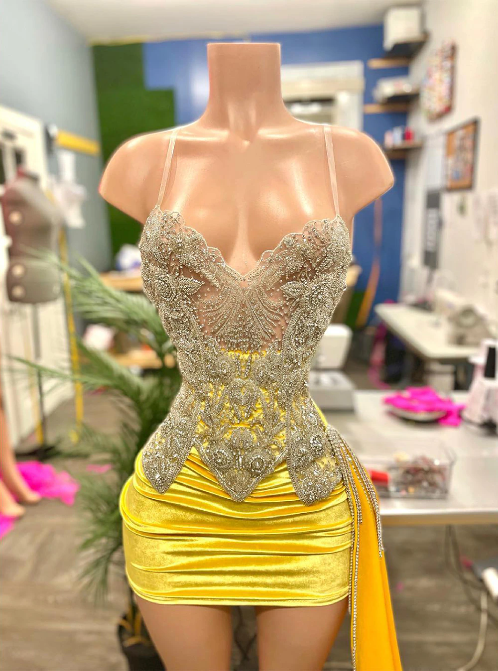 Robe de soirée élégante en velours jaune et noir pour femme, tenue de soirée courte et luxueuse avec perles et cœur