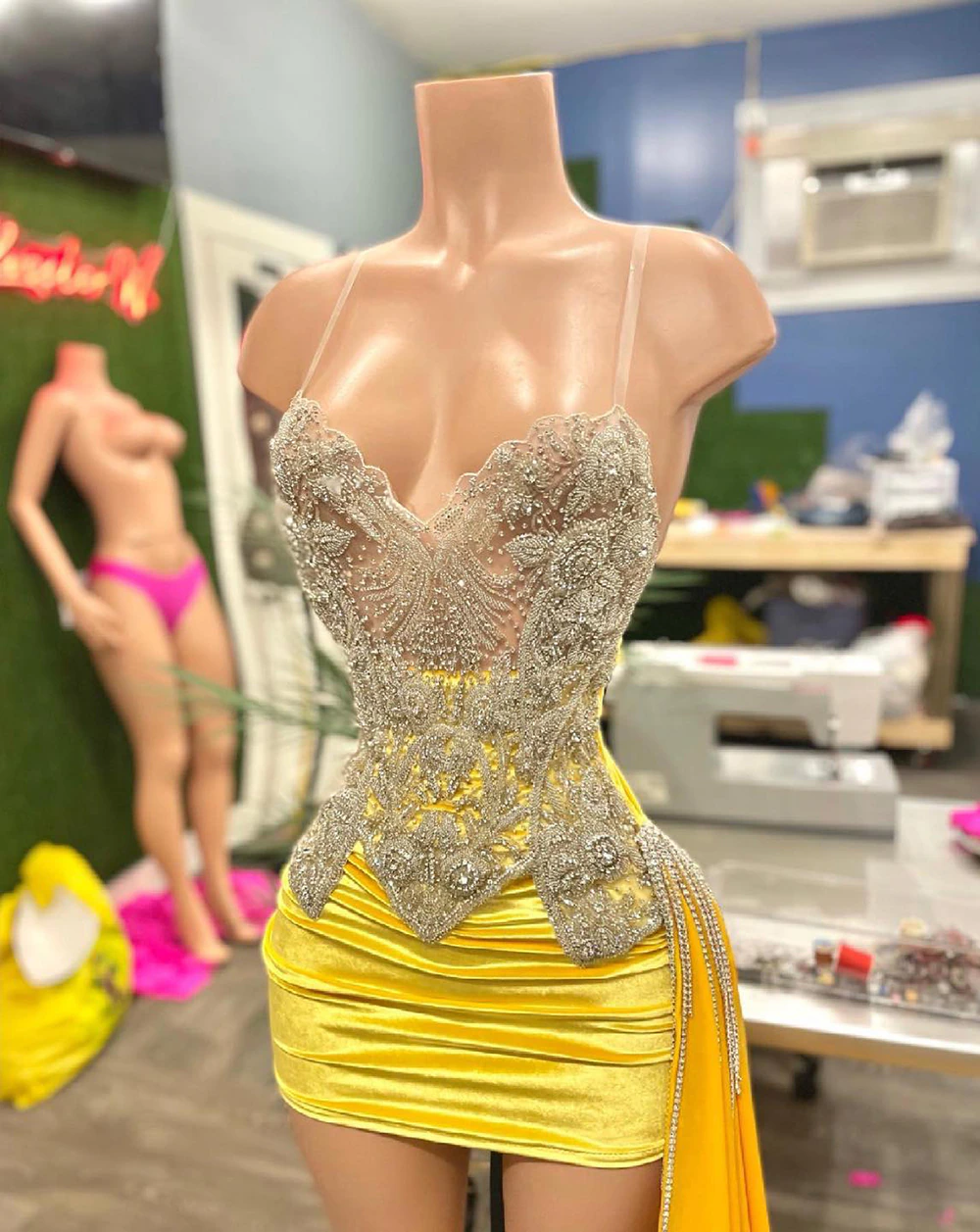 Robe de soirée élégante en velours jaune et noir pour femme, tenue de soirée courte et luxueuse avec perles et cœur