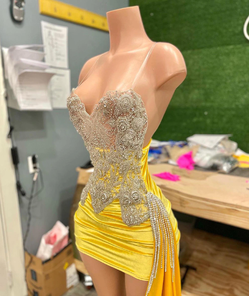 Robe de soirée élégante en velours jaune et noir pour femme, tenue de soirée courte et luxueuse avec perles et cœur