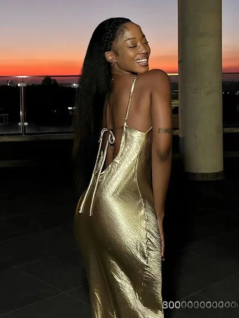 Robe longue élégante en satin dos nu pour femme, tenue d'été à bretelles spaghetti, sans manches, idéale pour une soirée ou une boîte de nuit