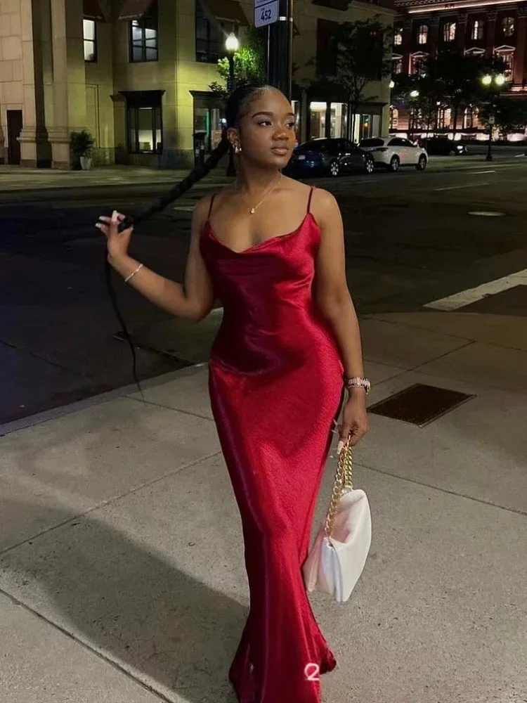 Robe longue élégante en satin dos nu pour femme, tenue d'été à bretelles spaghetti, sans manches, idéale pour une soirée ou une boîte de nuit