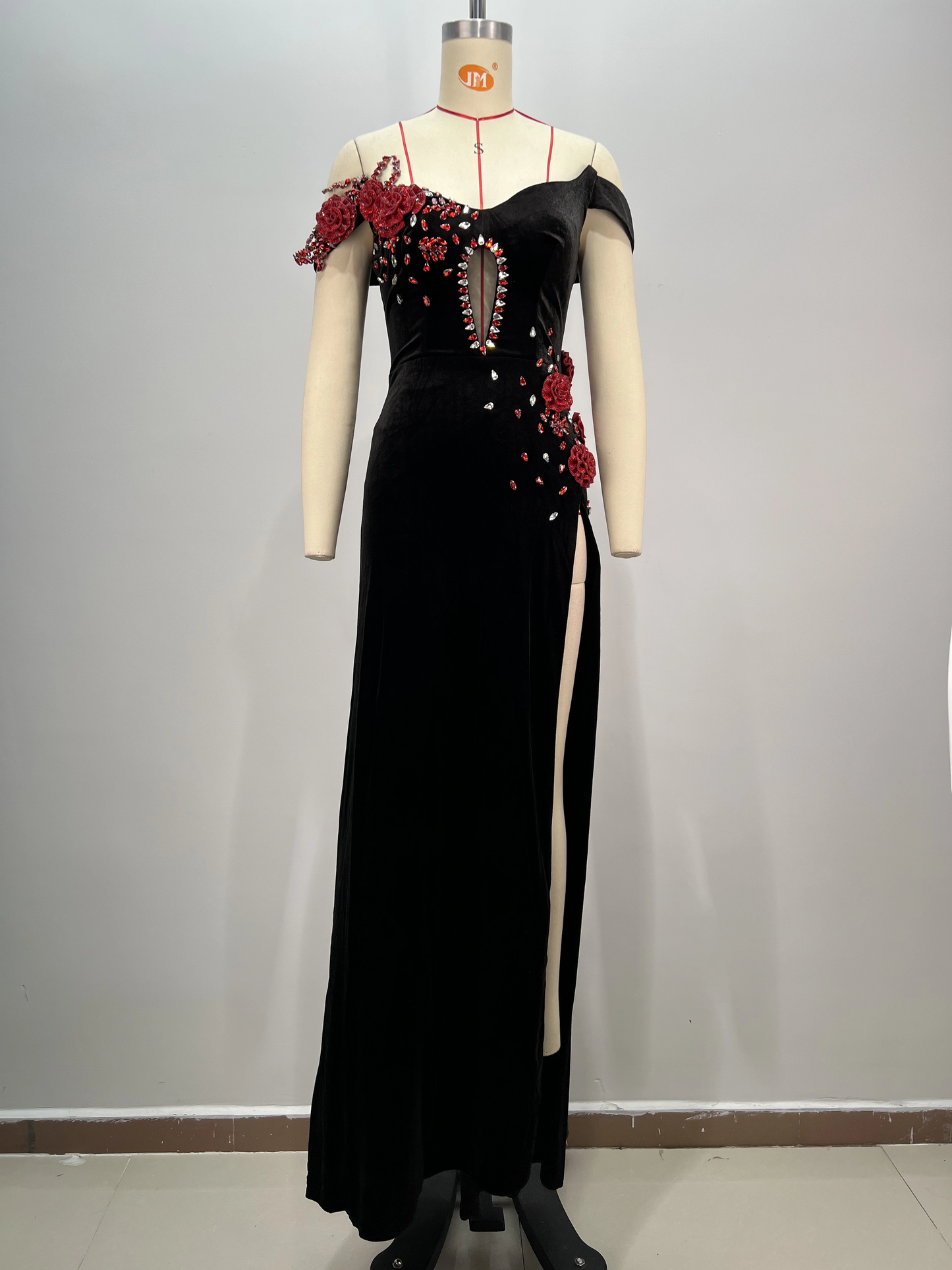 Vestido largo de terciopelo negro con flores rojas y brillantes diamantes de imitación para mujer, elegante, ajustado, para fiesta de noche y banquete.
