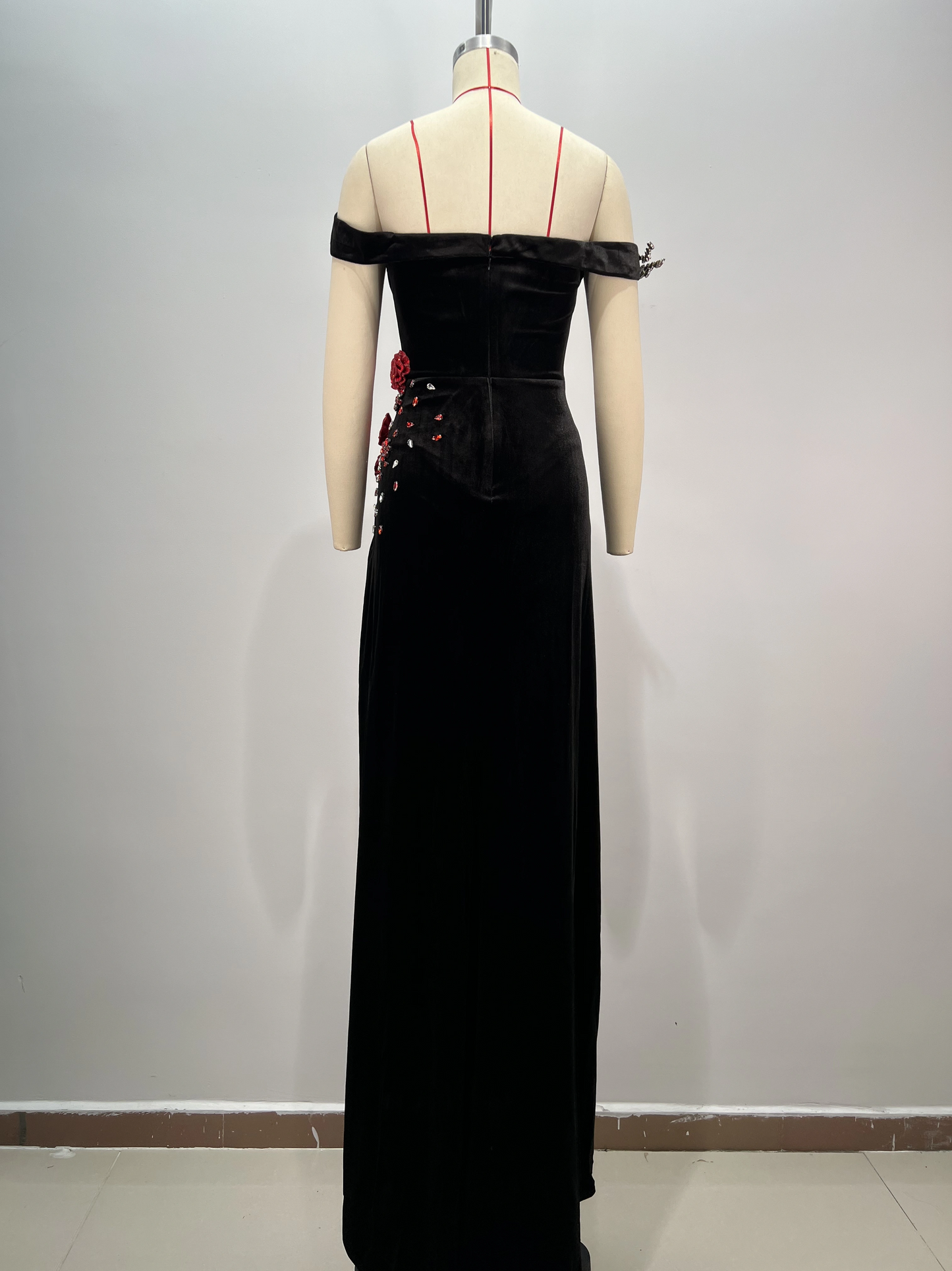 Vestido largo de terciopelo negro con flores rojas y brillantes diamantes de imitación para mujer, elegante, ajustado, para fiesta de noche y banquete.