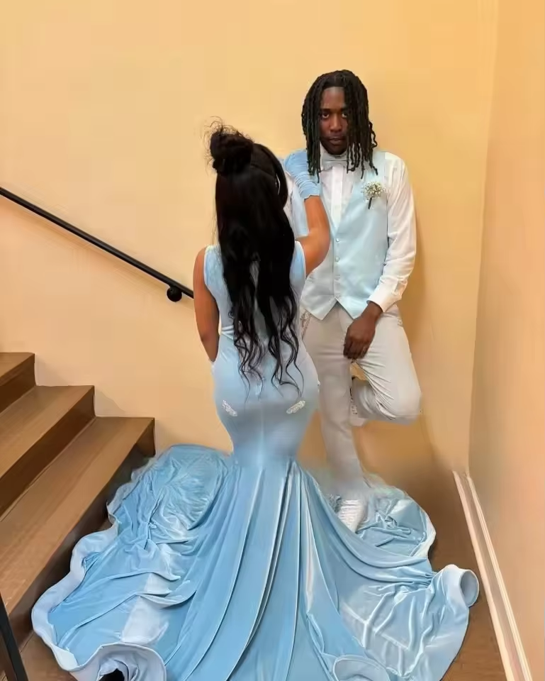 فساتين حفلات موسيقية زرقاء فاتحة 2025 فستان حورية البحر مرصع بأحجار الراين الكريستالية فستان سهرة مخملي طويل للنساء مع قفازات حسب الطلب