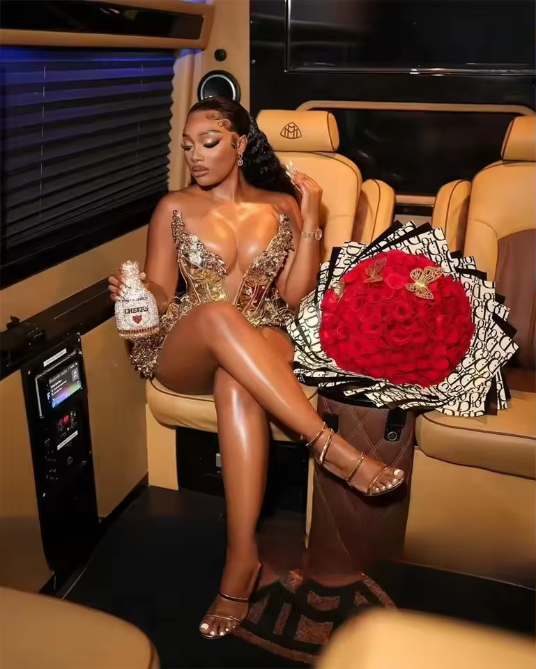 Vestido de festa curto de couro dourado brilhante 2025 com contas de cristal Sweetheat, vestido de coquetel, vestido de festa de aniversário personalizado