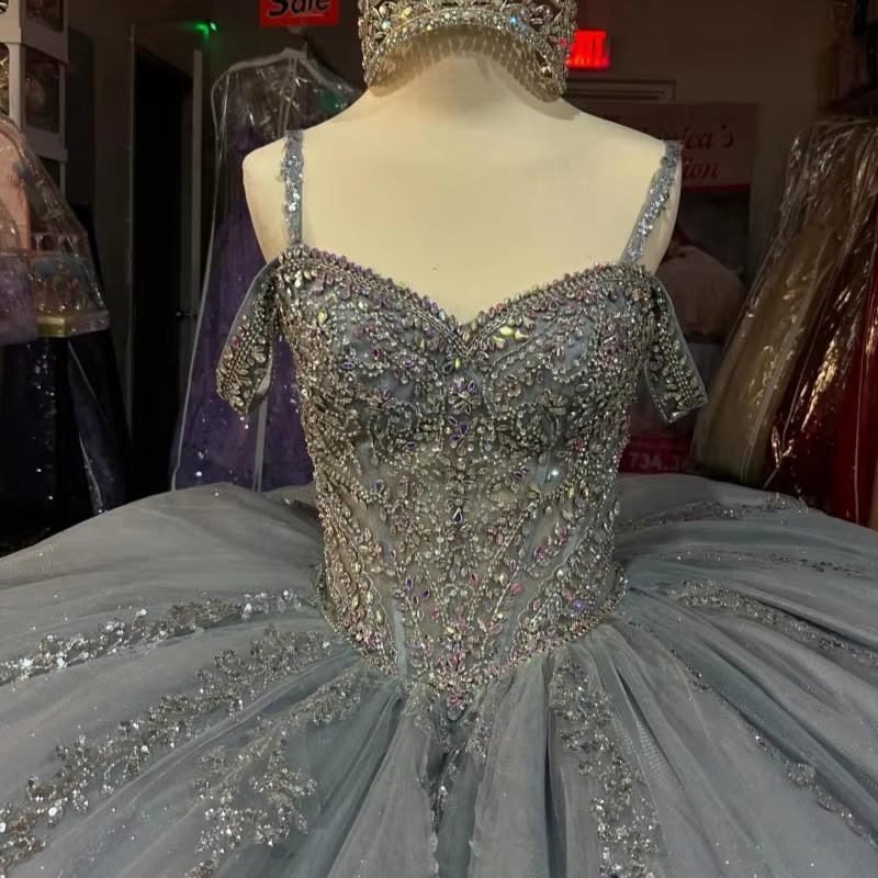 Grey Shiny Quinceanera Dresses Ball Gown Off The Shoulder Applique Lace Beading Crystal Tull Party Birthday Sweet 16 Dress Vesti