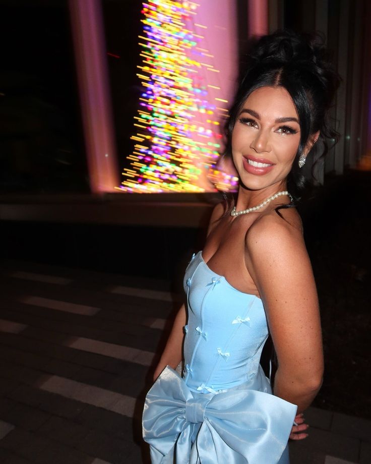 فستان سهرة قصير أزرق بدون حمالات بقصة الأميرة مع عقدة فيونكة