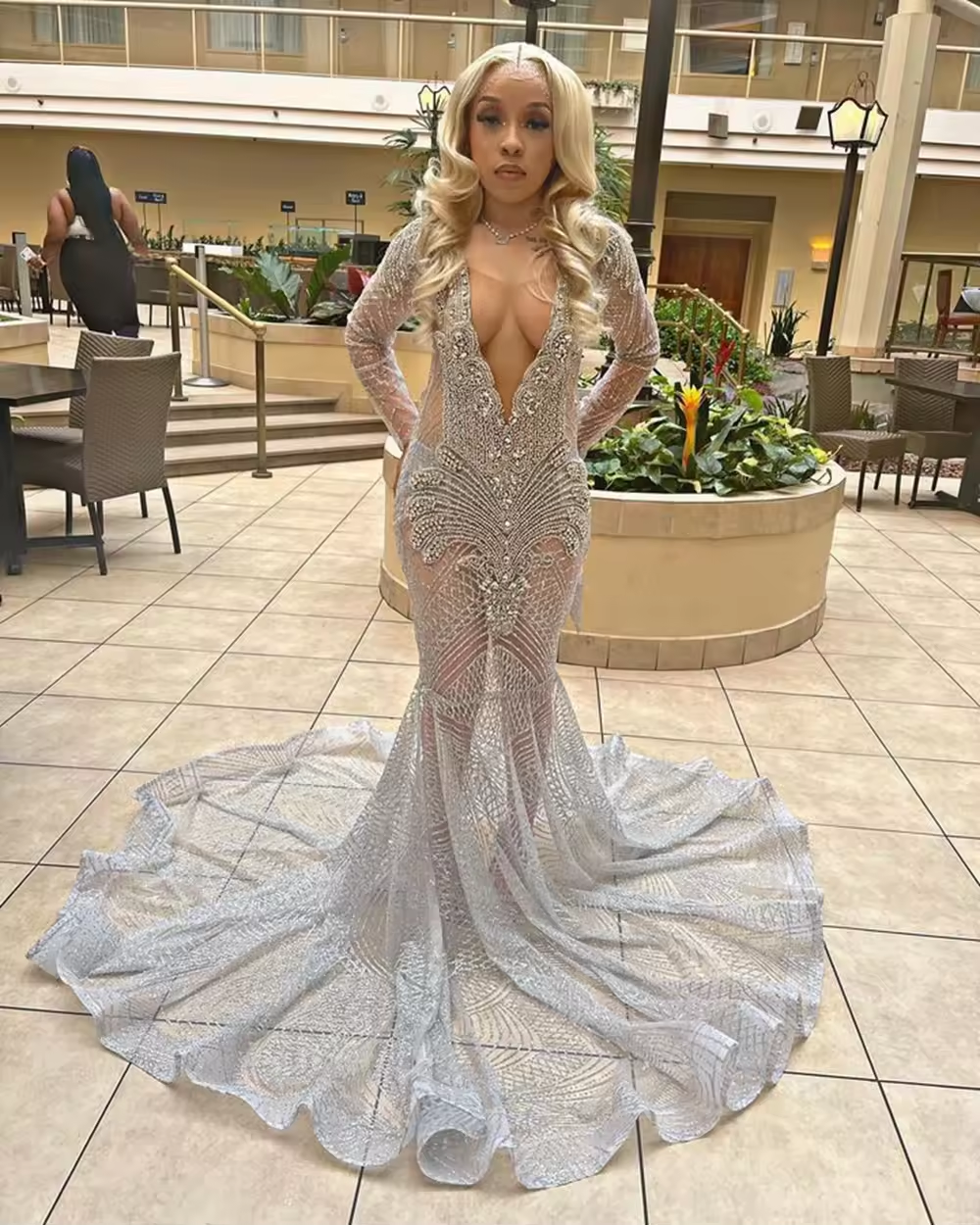 Long Sleeve Prom Dresses 2025 Sexy Sparkly Luxury Mermaid Style See Through Silver Diamond Black Girl Prom Party Gala Gowns