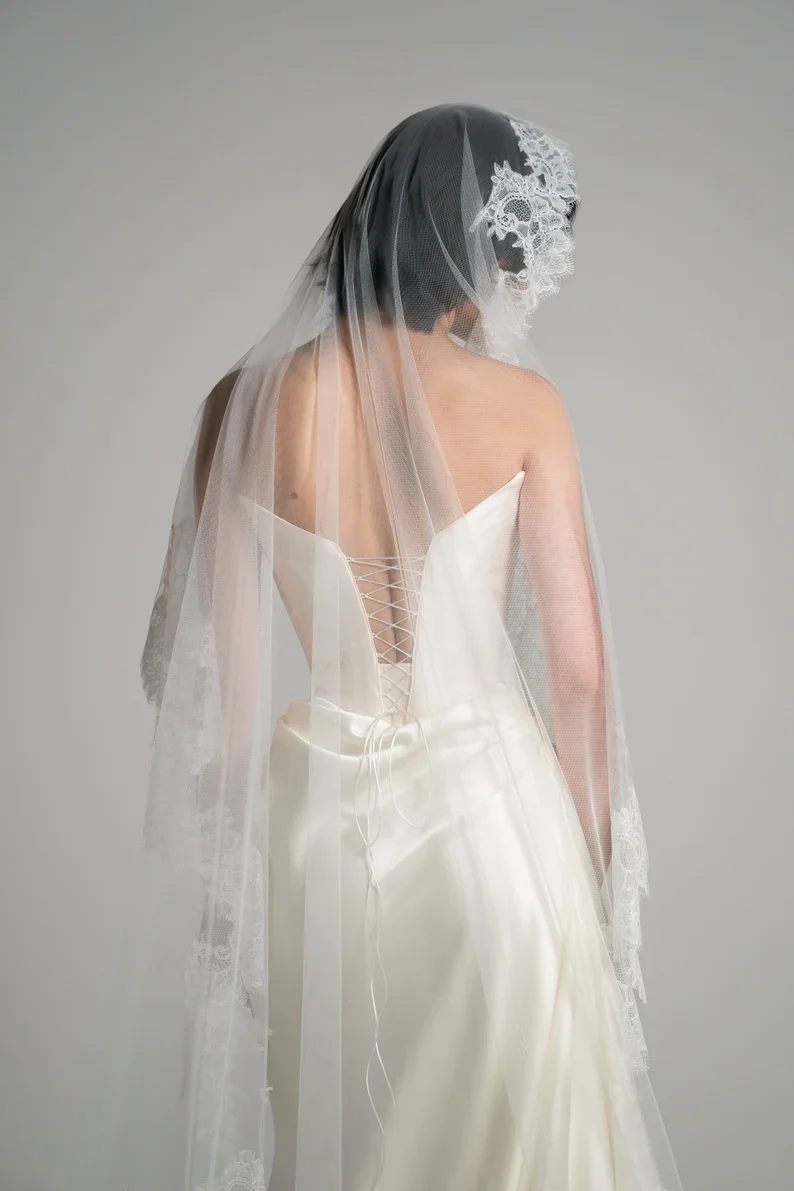 Customized White Cream Draped Satin Dress Waist Tight Corset Floor Standing Train Wedding Dress Bridal