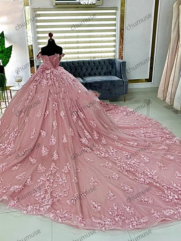 Robe de bal rose à épaules dénudées et perles de cristal