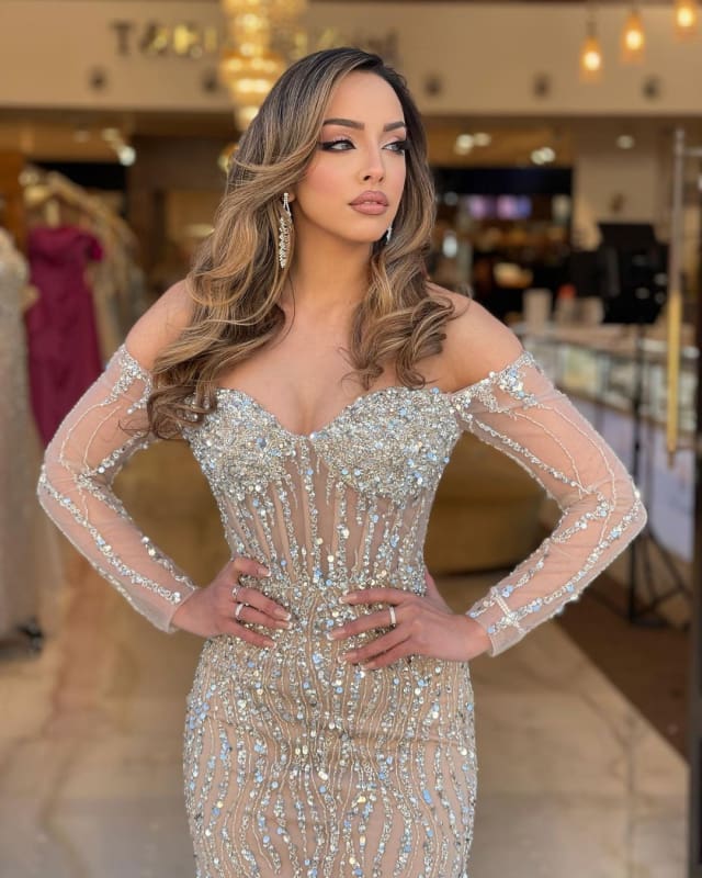 Robe de bal décolletée en cœur avec manches longues et perles sans bretelles