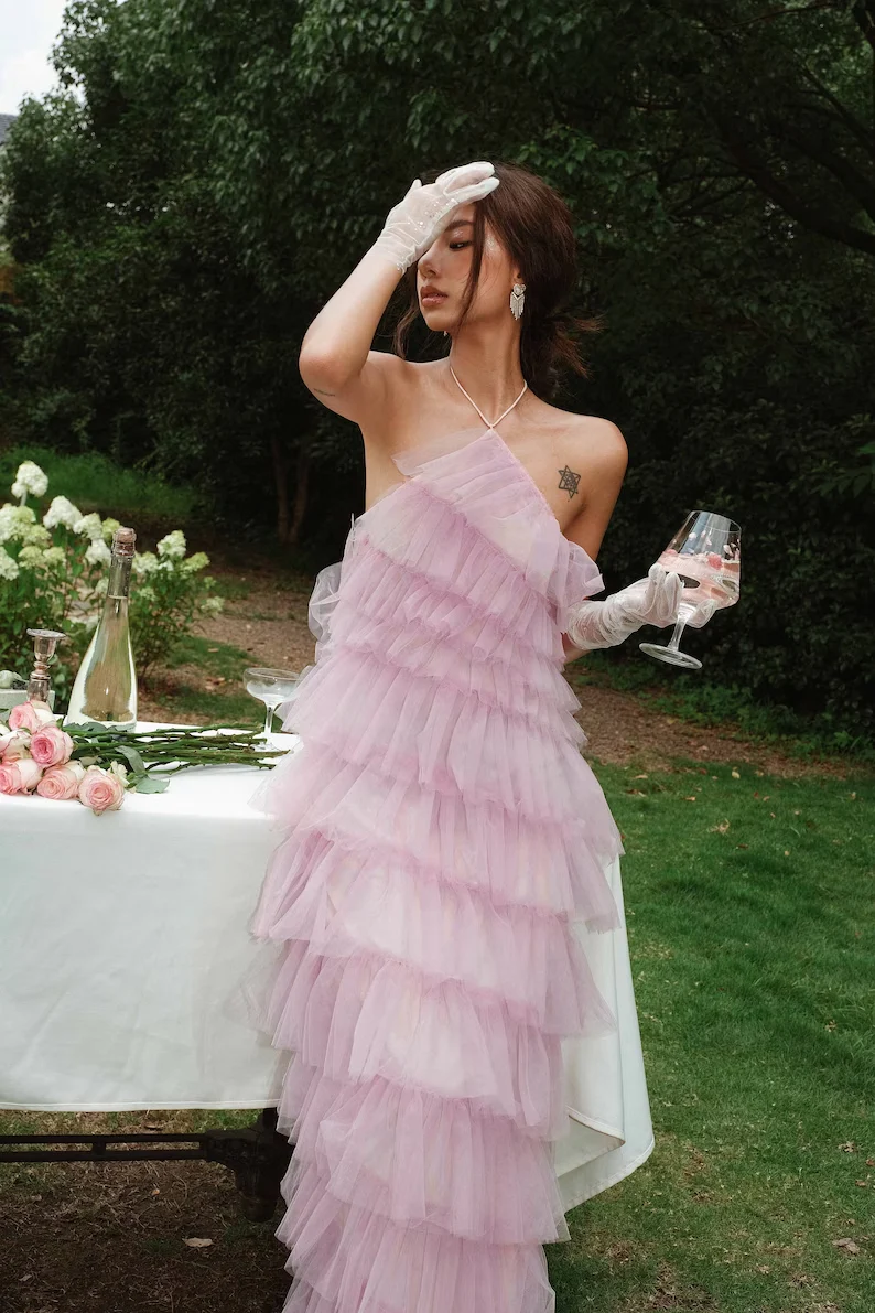 Elegante vestido de fiesta de tul con capas y cuello halter