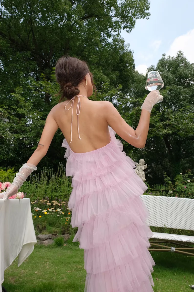 Elegante vestido de fiesta de tul con capas y cuello halter