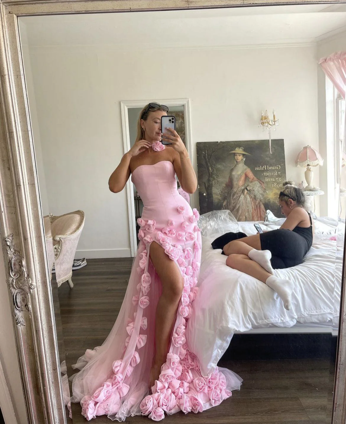 Elegante vestido de fiesta largo sin tirantes rosa con flores 3D