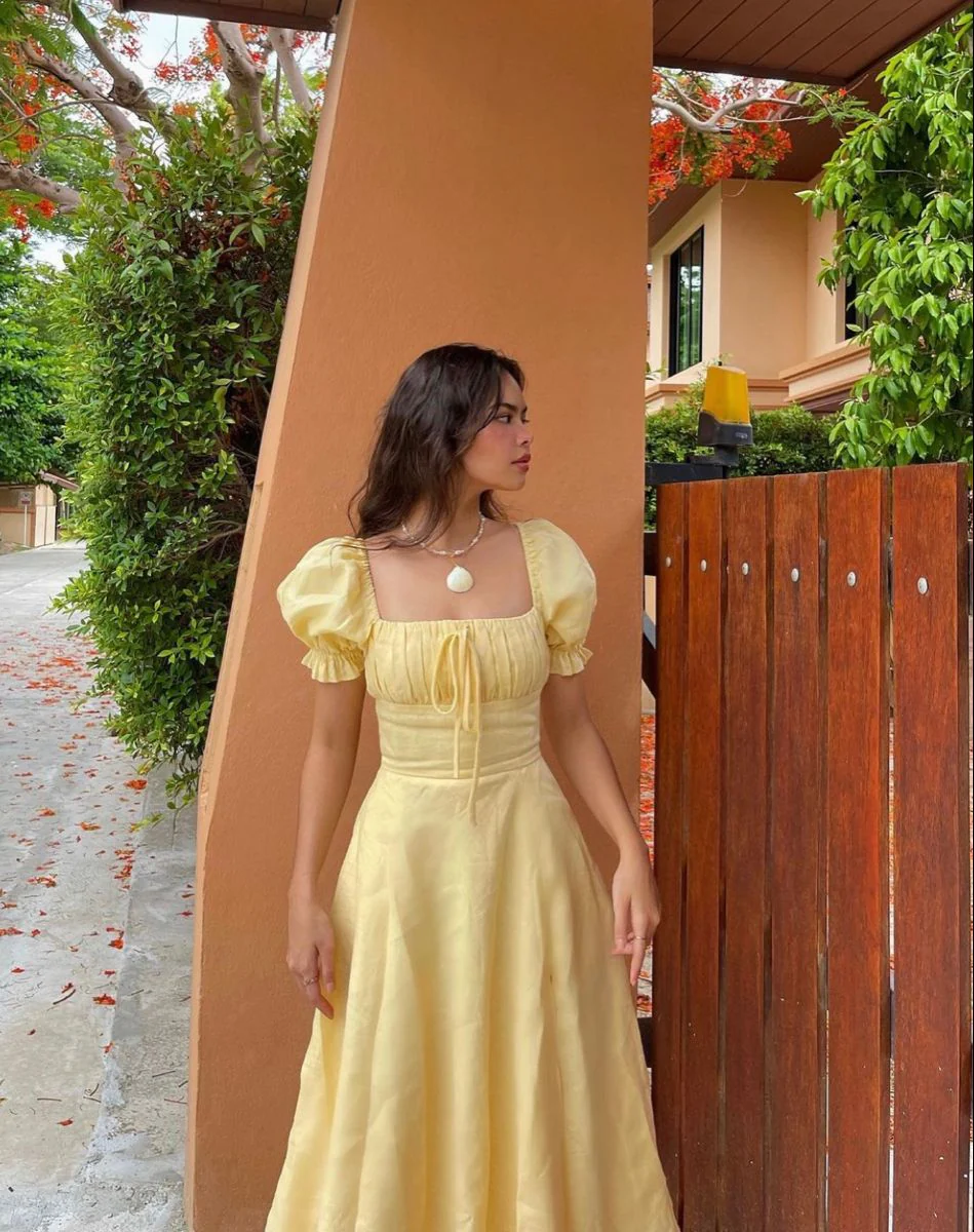 Vestido de fiesta largo amarillo claro de corte A con mangas abullonadas