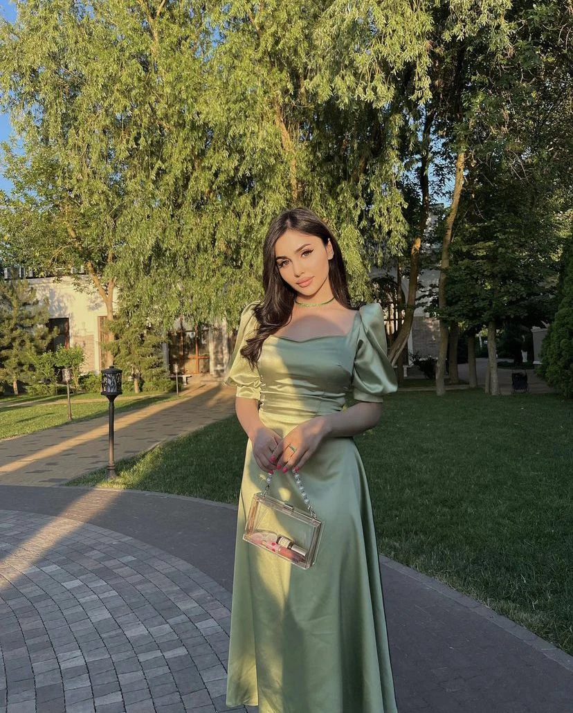 Vestido de fiesta de satén verde salvia con corte A