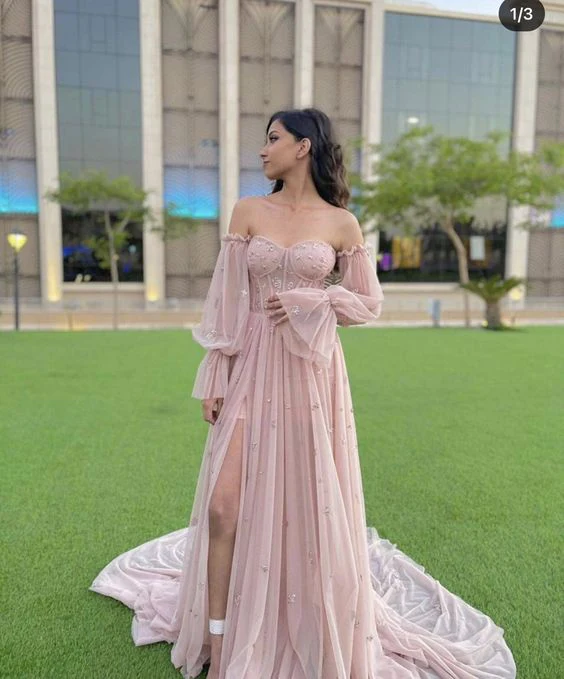 Vestido de fiesta de tul rosa con escote en forma de corazón y mangas largas.
