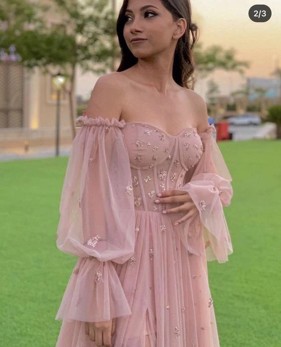 Vestido de fiesta de tul rosa con escote en forma de corazón y mangas largas.