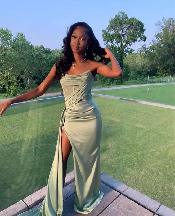 Robe de bal longue sans bretelles à fente haute