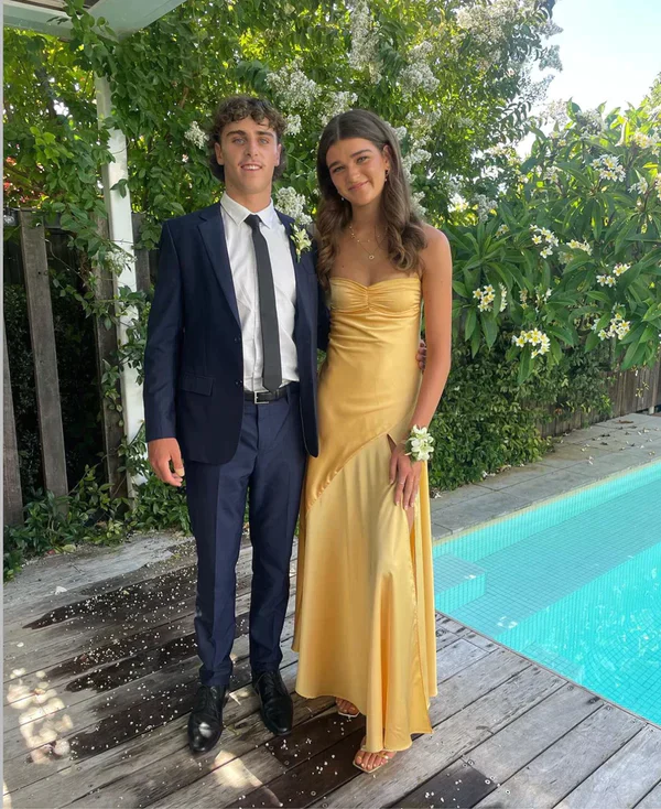 Vestido de fiesta largo amarillo con abertura y tiras espaguetis
