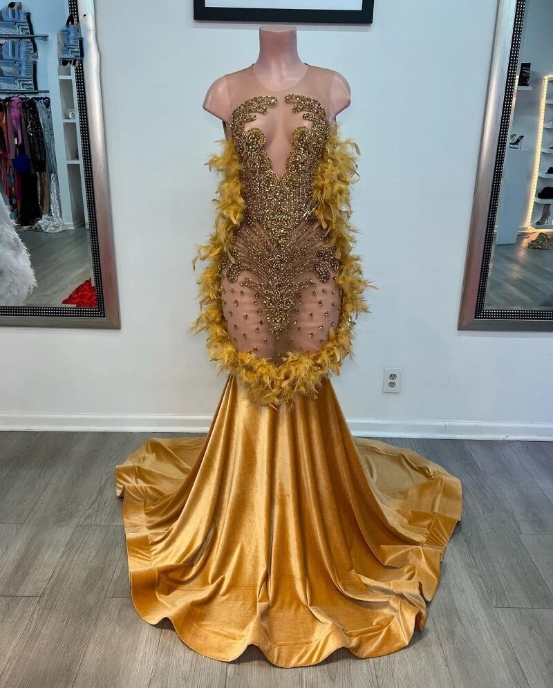 Vestidos de fiesta de sirena de terciopelo dorado brillante para chicas negras, con escote redondo transparente, lujosos vestidos de fiesta de cumpleaños con plumas y cuentas.