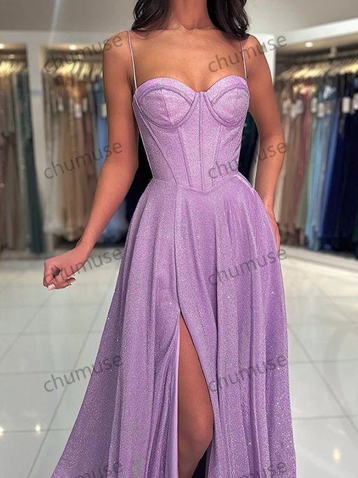 Vestido de formatura roxo, de cetim, com fenda, saia longa, formal