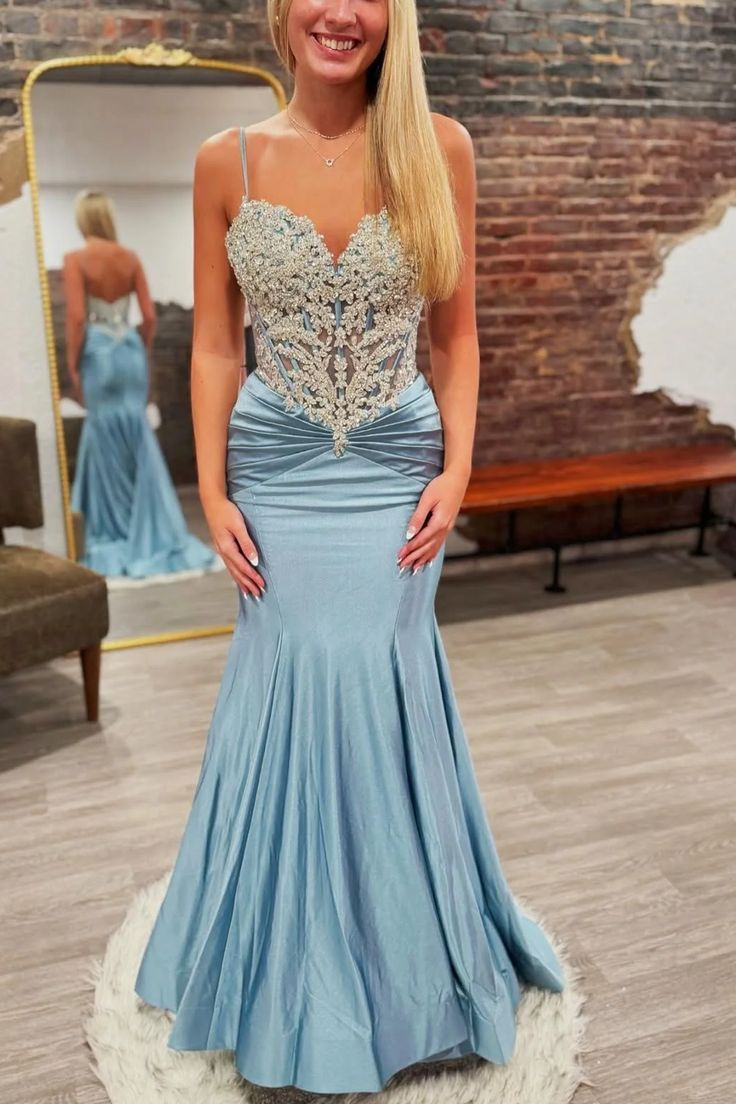 Robe de bal longue plissée à bretelles spaghetti et col en V avec appliques