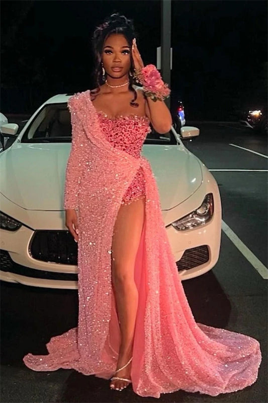Vestido de fiesta rojo sandía sin tirantes, con un hombro al descubierto y lentejuelas, cola capilla y parte delantera lateral