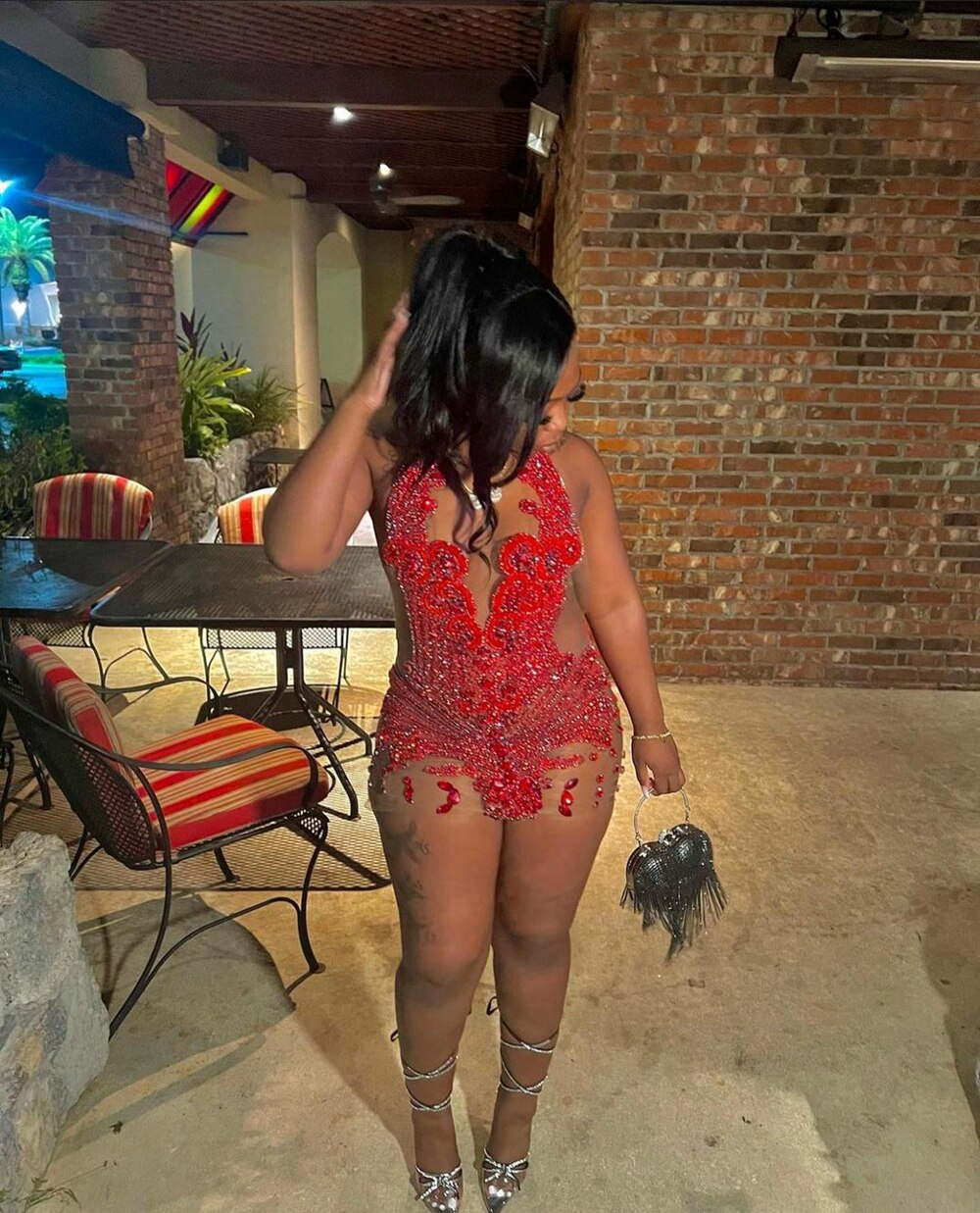 Nuevos vestidos de fiesta cortos sexis de malla transparente negros para chicas, de lujo, con brillantes diamantes rojos, para cócteles y fiestas de cumpleaños.