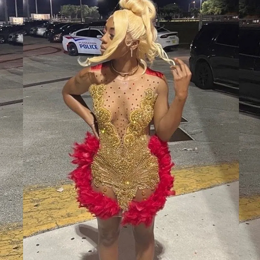 فساتين حفلات التخرج الفاخرة باللون الذهبي المرصعة بأحجار الراين مع ريش أحمر، فساتين حفلات أعياد الميلاد للنساء، فساتين كوكتيل، فساتين التخرج