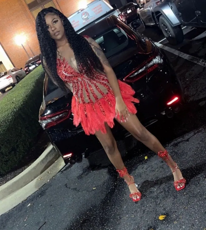 فساتين أعياد ميلاد مثيرة شفافة للفتيات ذوات البشرة السمراء، فساتين حفلات قصيرة مرصعة بأحجار الراين، ريش، ملابس حفلات باللون الأحمر 