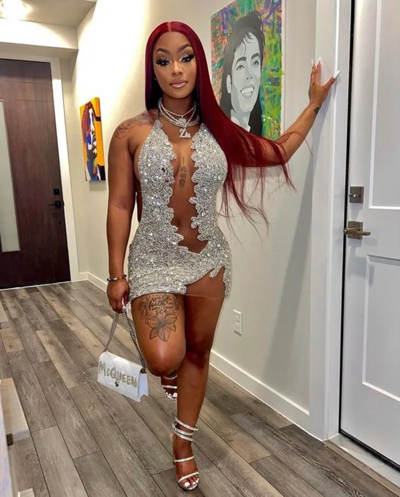 فساتين حفلات قصيرة سوداء مناسبة لأعياد الميلاد للفتيات، مزينة بأحجار الراين، مع رقبة على شكل حرف V 