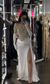 Vestido de fiesta sofisticado blanco sin mangas, sin tirantes, con cuentas y abertura, con guantes