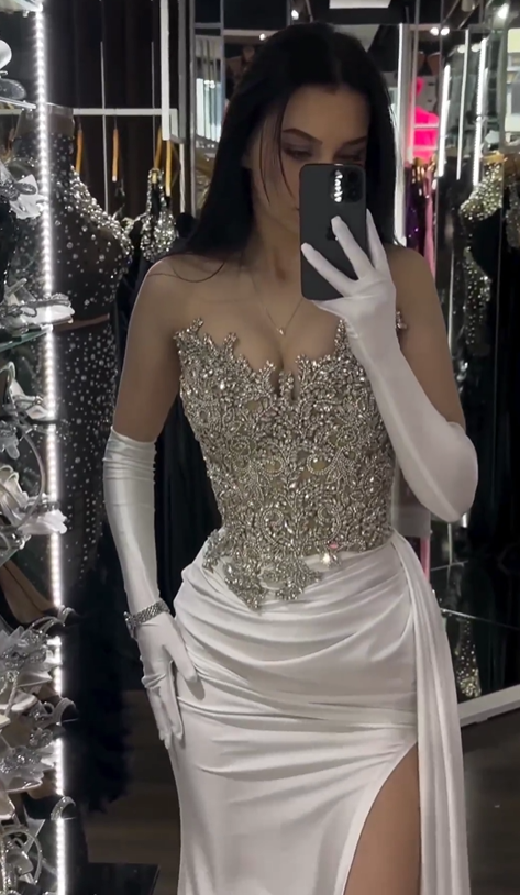 Vestido de fiesta sofisticado blanco sin mangas, sin tirantes, con cuentas y abertura, con guantes