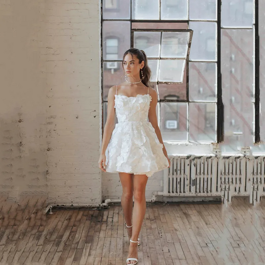 Vestido de novia corto de satén blanco, sexy, sin tirantes, con tirantes finos, elegante, con flores, sin espalda