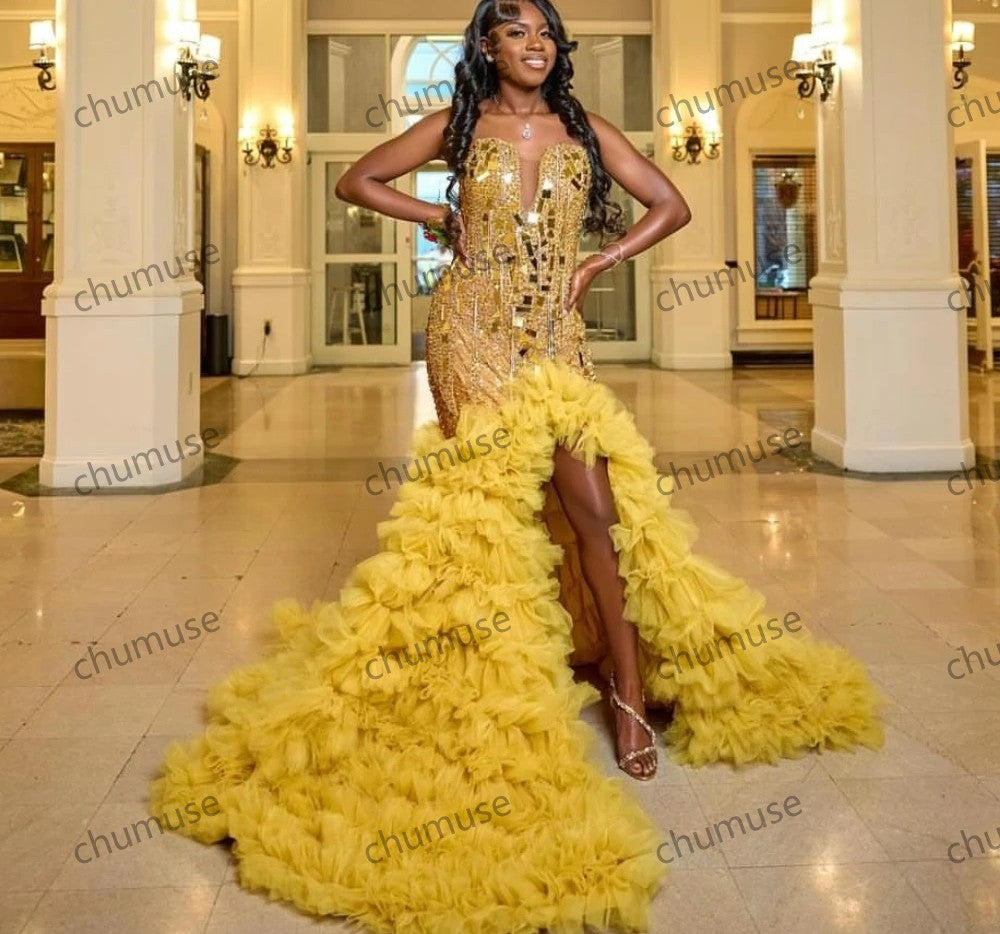 Vestido de baile sereia com babados e fenda alta e diamantes dourados para meninas negras 