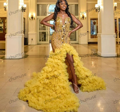 Vestido de baile sereia com babados e fenda alta e diamantes dourados para meninas negras 