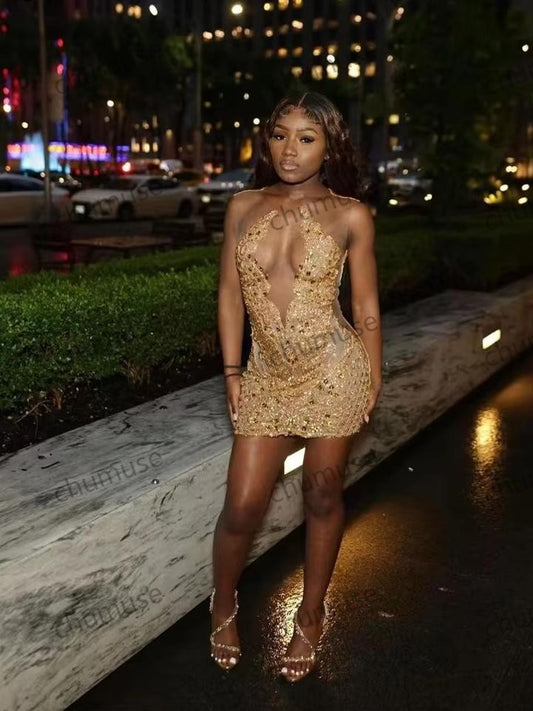 Vestido de fiesta corto con brillantes diamantes dorados y malla transparente con cristales 