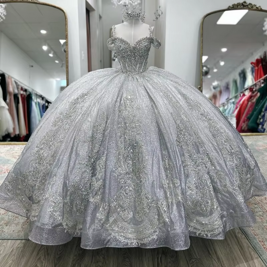 Vestidos de quinceanera prateados e brilhantes com ombros à mostra, vestido de baile clássico com apliques de renda, contas de cristal e tule, vestidos de 15 anos