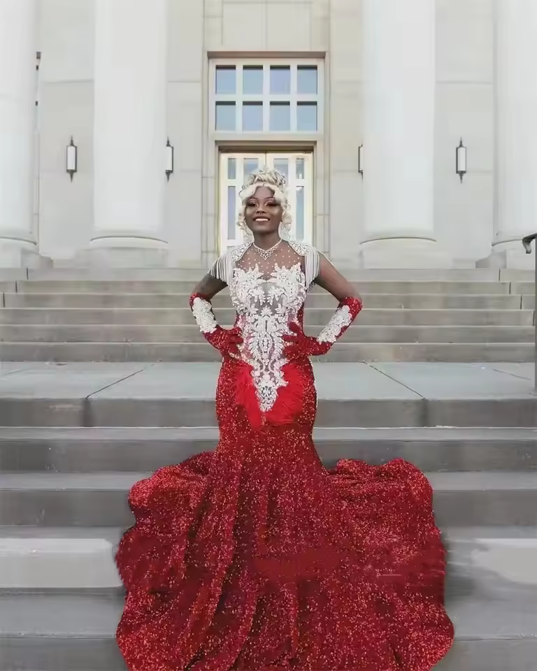 Robe de bal longue sirène rouge de luxe 2025 pour filles noires, perles, cristaux, plumes, fête d'anniversaire, réception de mariage, personnalisée