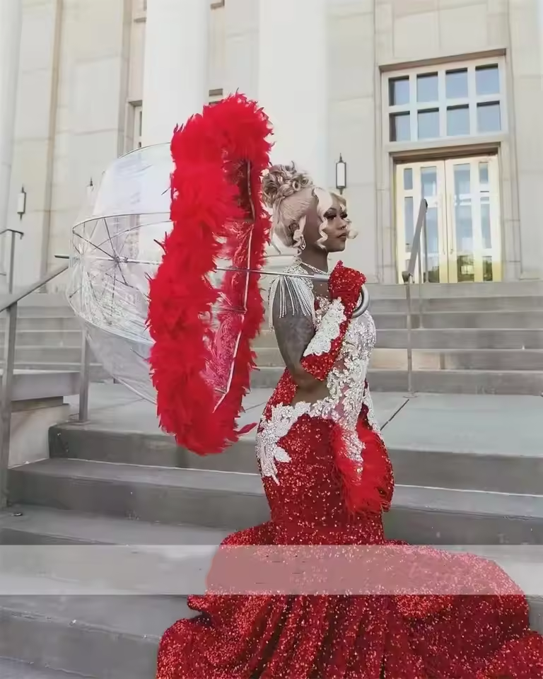 Robe de bal longue sirène rouge de luxe 2025 pour filles noires, perles, cristaux, plumes, fête d'anniversaire, réception de mariage, personnalisée