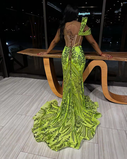 فستان حورية البحر للحفلات الراقصة المزين بالترتر اللامع، فستان سهرة من الدانتيل بفتحة جانبية وفتحة رقبة شفافة مرصعة بالجواهر، فستان مناسبات خاصة