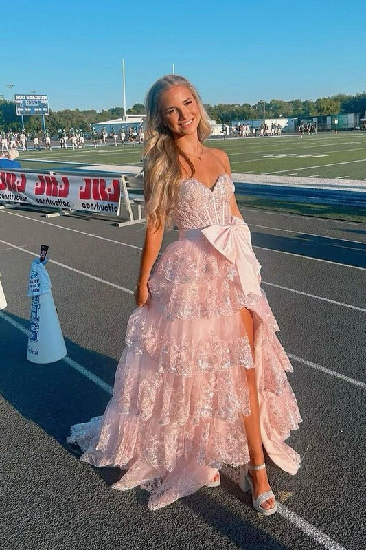 Vestido formal largo con volantes y apliques de lentejuelas azul claro de escote corazón