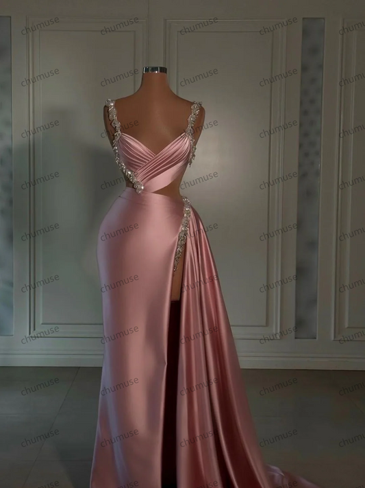Vestido de festa rosa: alças finas em formato de coração com fenda alta