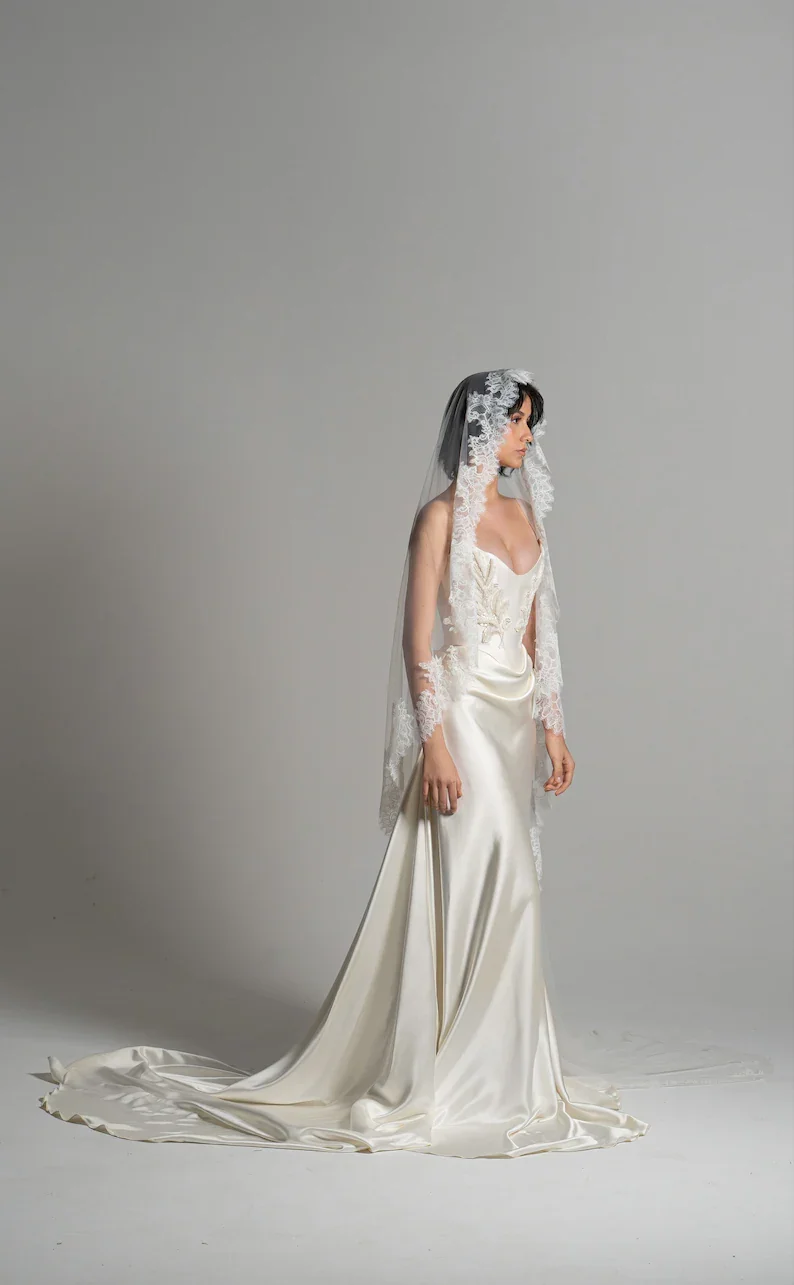 Customized White Cream Draped Satin Dress Waist Tight Corset Floor Standing Train Wedding Dress Bridal