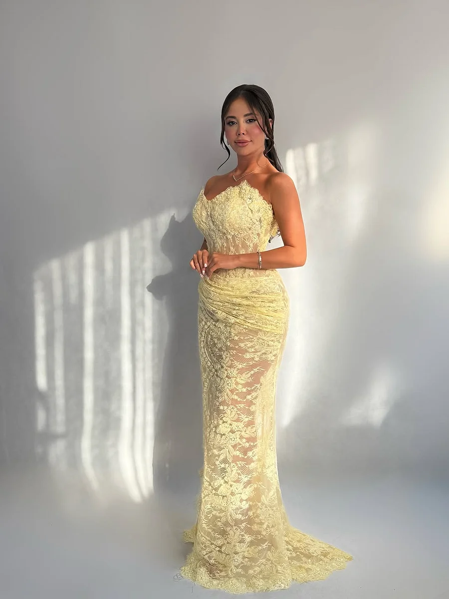 Elegant Daffodil Lace Sleeveless Sweetheart Prom Dress with Split