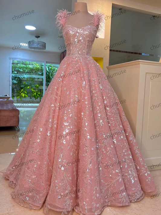 Vestido formal rosa com lantejoulas e penas nos ombros