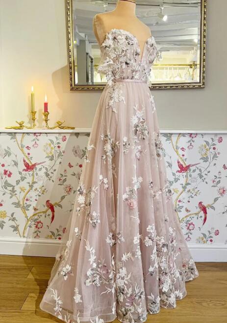 Vestido de fiesta largo con hombros descubiertos y flores de corazón 